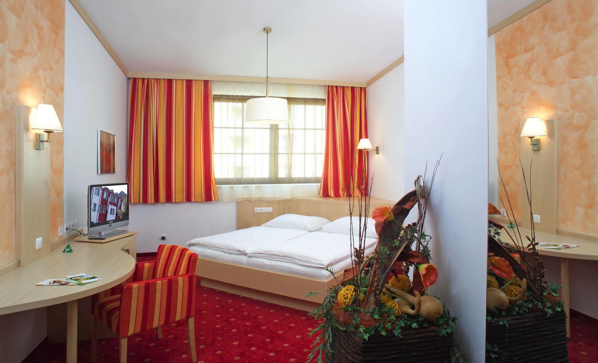 Hotel Restaurant Wallner I Contactless Check-In Sankt Valentin Exterior foto